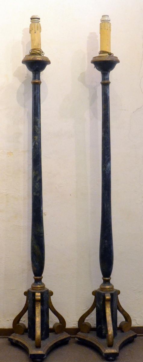 Coppia di lumi da terra, sec. XIX, in legno laccato
