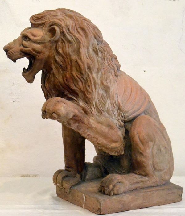 Scultura, sec. XX, in terracotta, raffigurante leone,