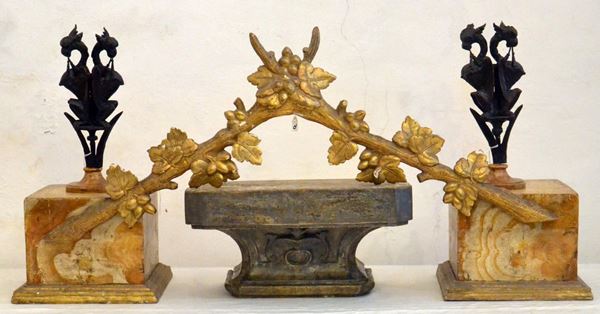 Tre basi, secc. XIX e XX, in legno laccato, cm 25x19 e cm 39x19