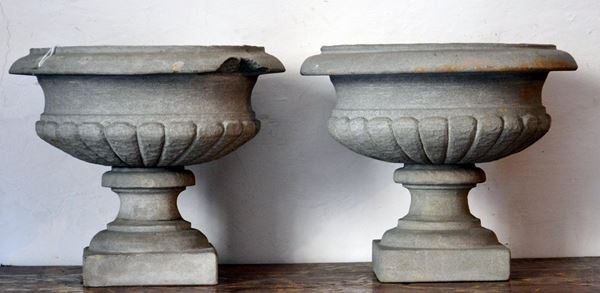 Due vasi, sec. XX, in pietra,  - Asta GIOIELLI, ARGENTI, ARREDI, OGGETTI D'ARTE E DIPINTI - Poggio Bracciolini Casa d'Aste