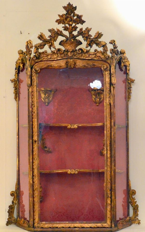 Vetrinetta, sec. XIX, in legno intagliato e dorato a