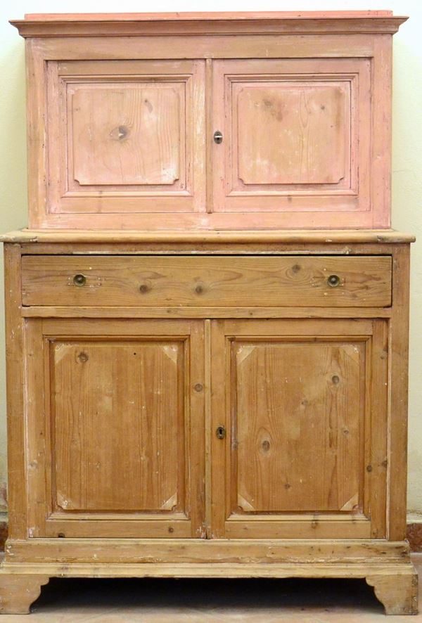 Credenza a due corpi, inizi sec. XX, in abete,