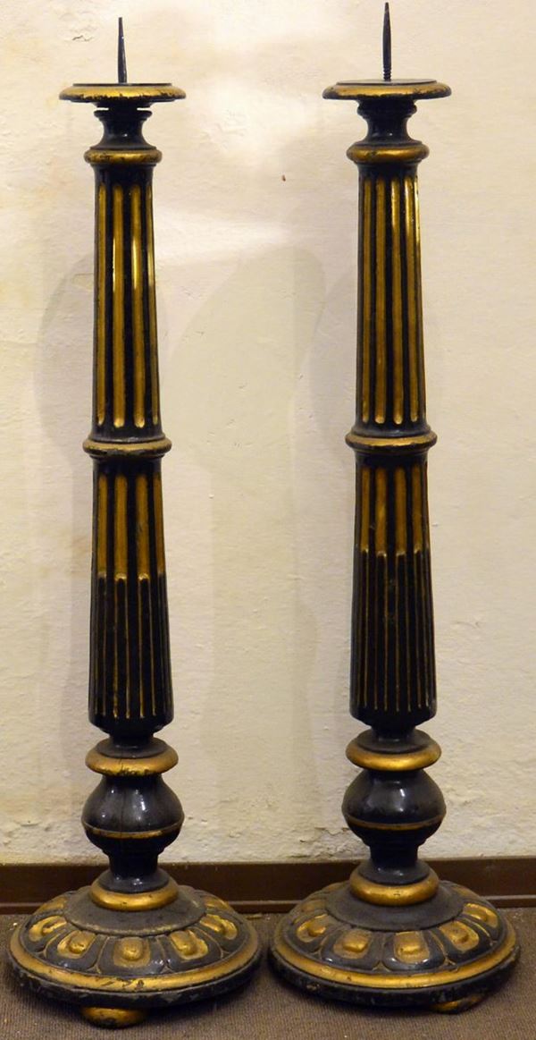 Coppia di colonne, sec. XIX, in legno laccato&nbsp;&nbsp;&nbsp;&nbsp;&nbsp;&nbsp;&nbsp;&nbsp;&nbsp;&nbsp;&nbsp;&nbsp;&nbsp;&nbsp;&nbsp;&nbsp;&nbsp;&nbsp;&nbsp;&nbsp;&nbsp;&nbsp;&nbsp;&nbsp;&nbsp;&nbsp;&nbsp;&nbsp;&nbsp;