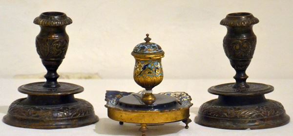 Due candelieri, sec. XX, in bronzo                                        