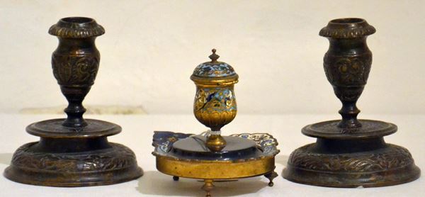 Due candelieri, sec. XX, in bronzo                                          - Asta GIOIELLI, ARGENTI, ARREDI, OGGETTI D'ARTE E DIPINTI - Poggio Bracciolini Casa d'Aste