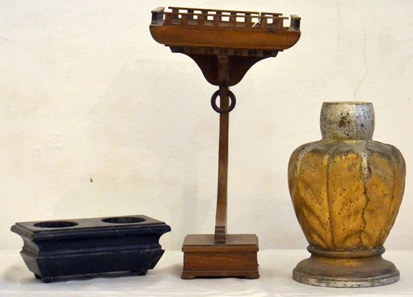 Portaoggetti, sec. XX, in legno, alt. cm 37