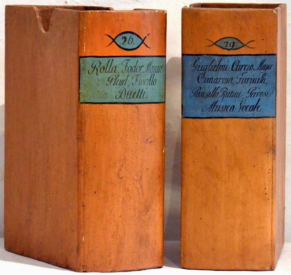 Due contenitori, sec. XX, in legno