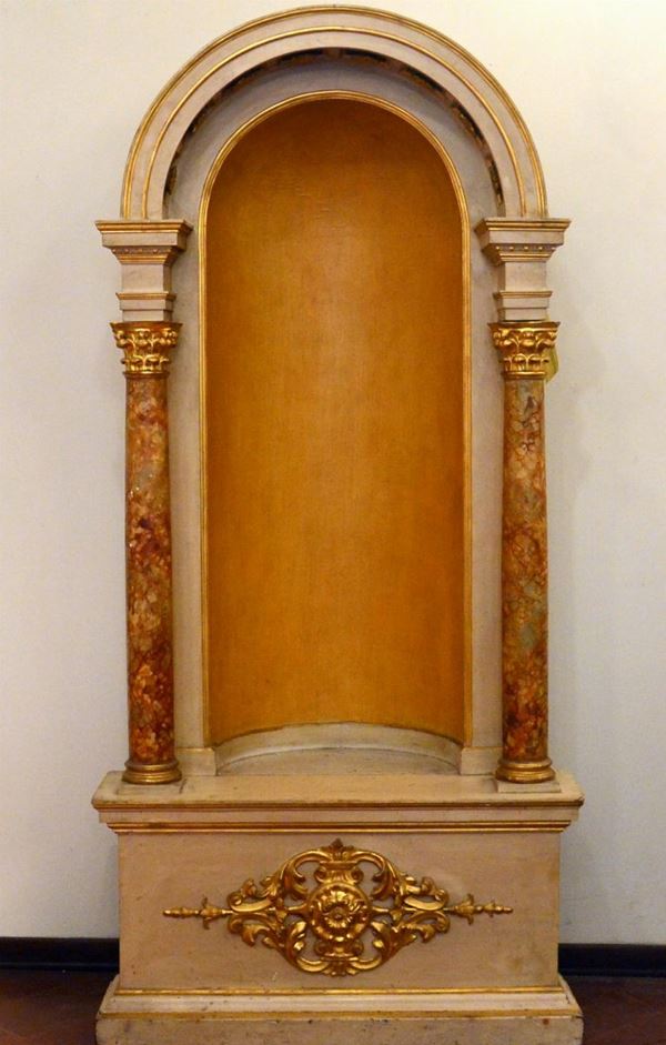 Residenza, sec. XIX, in legno laccato, colonne laterali