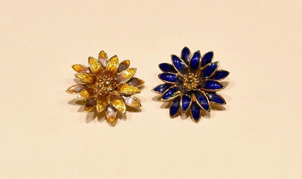 DUE SPILLE IN ORO GIALLO E SMALTO                                           - Asta ANTIQUARIATO, COLLEZIONISMO, GIOIELLI - Poggio Bracciolini Casa d'Aste