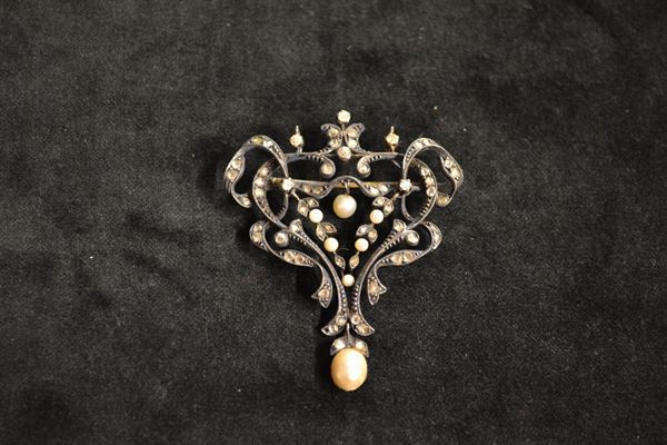 Spilla, fine sec. XIX, in argento, rose di