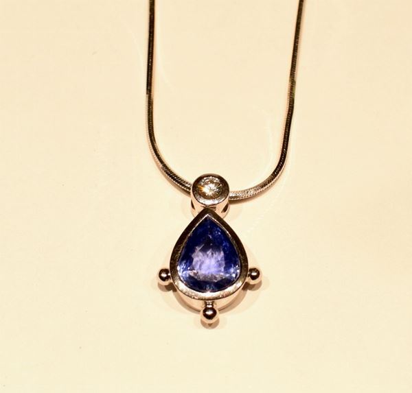 GIROCOLLO, IN ORO BIANCO, DIAMANTE E ZAFFIRO&nbsp;&nbsp;&nbsp;&nbsp;&nbsp;&nbsp;&nbsp;&nbsp;&nbsp;&nbsp;&nbsp;&nbsp;&nbsp;&nbsp;&nbsp;&nbsp;&nbsp;&nbsp;&nbsp;&nbsp;&nbsp;&nbsp;&nbsp;&nbsp;&nbsp;&nbsp;&nbsp;&nbsp;&nbsp;&nbsp;  - Asta ANTIQUARIATO, COLLEZIONISMO, GIOIELLI - Poggio Bracciolini Casa d'Aste