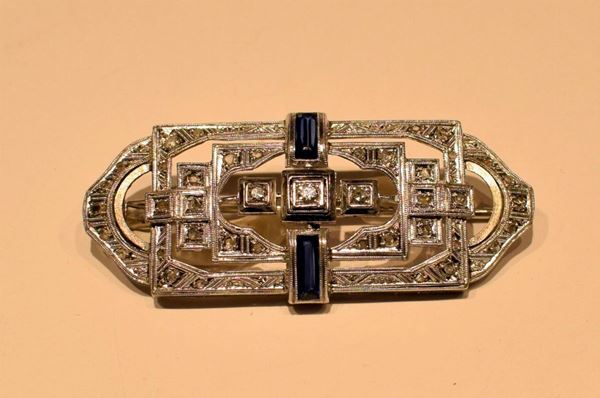 SPILLA IN ORO BIANCO, DIAMANTI E ZAFFIRI&nbsp;&nbsp;&nbsp;&nbsp;&nbsp;&nbsp;&nbsp;&nbsp;&nbsp;&nbsp;&nbsp;&nbsp;&nbsp;&nbsp;&nbsp;&nbsp;&nbsp;&nbsp;&nbsp;&nbsp;&nbsp;&nbsp;&nbsp;&nbsp;&nbsp;&nbsp;&nbsp;  - Asta ANTIQUARIATO, COLLEZIONISMO, GIOIELLI - Poggio Bracciolini Casa d'Aste
