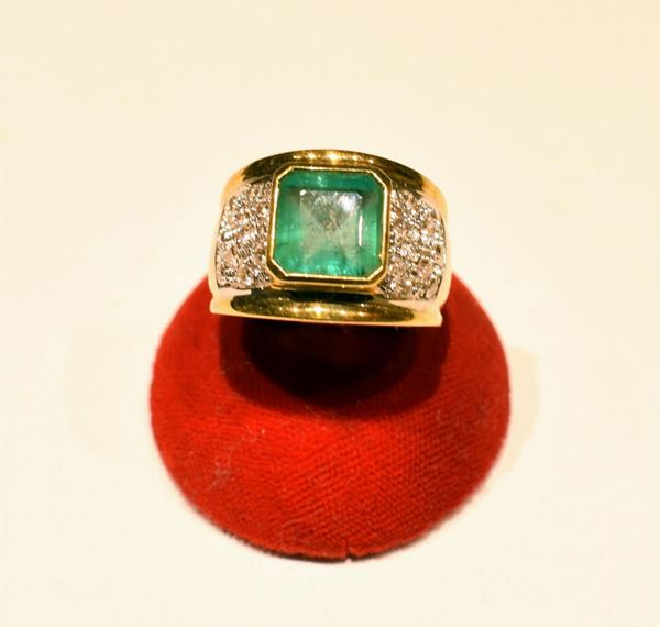 ANELLO IN ORO GIALLO,ORO BIANCO, DIAMANTI E SMERALDO