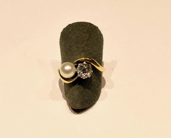 ANELLO IN ORO GIALLO, DIAMANTI E PERLA                                    