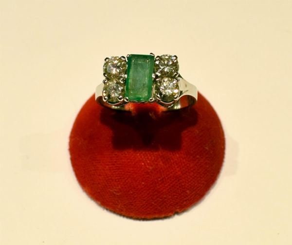 ANELLO IN ORO BIANCO, DIAMANTI E SMERALDO
