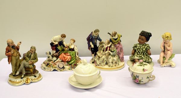 TRE GRUPPI IN PORCELLANA, DUE SCULTURE IN                                 