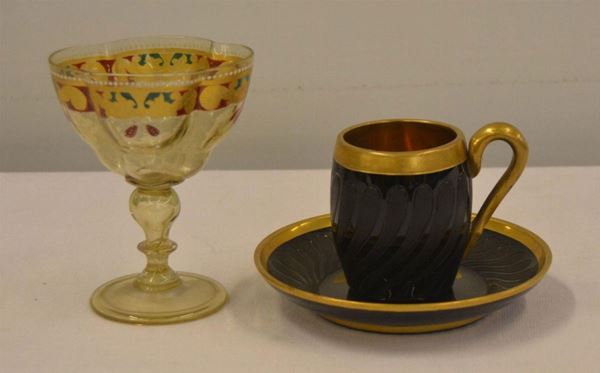 Tazza con piatto, inizi sec. XX, in vetro&nbsp;&nbsp;&nbsp;&nbsp;&nbsp;&nbsp;&nbsp;&nbsp;&nbsp;&nbsp;&nbsp;&nbsp;&nbsp;&nbsp;&nbsp;&nbsp;&nbsp;&nbsp;&nbsp;&nbsp;&nbsp;&nbsp;&nbsp;&nbsp;&nbsp;&nbsp;&nbsp;&nbsp;&nbsp;&nbsp;&nbsp;&nbsp;&nbsp;