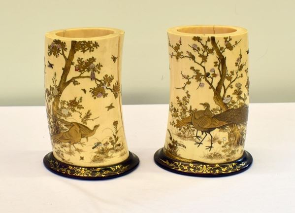 Coppia di portafiori in avorio , sec. XX  - Asta ANTIQUARIATO, COLLEZIONISMO, GIOIELLI - Poggio Bracciolini Casa d'Aste