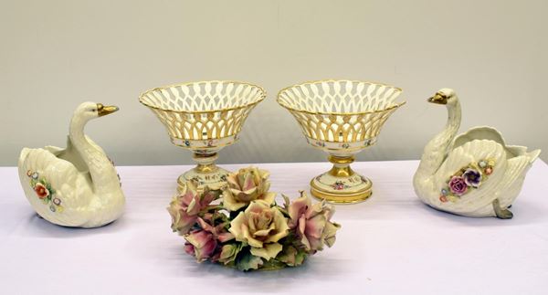 DUE PORTAFIORI, DUE ALZATE TRAFORATE E CENTROTAVOLA&nbsp;&nbsp;&nbsp;&nbsp;&nbsp;&nbsp;&nbsp;&nbsp;&nbsp;&nbsp;&nbsp;&nbsp;&nbsp;&nbsp;&nbsp;&nbsp;&nbsp;&nbsp;&nbsp;&nbsp;&nbsp;&nbsp;&nbsp;  - Asta ANTIQUARIATO, COLLEZIONISMO, GIOIELLI - Poggio Bracciolini Casa d'Aste