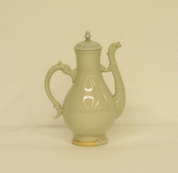Caffettiera, sec. XVIII, in maiolica nei toni del