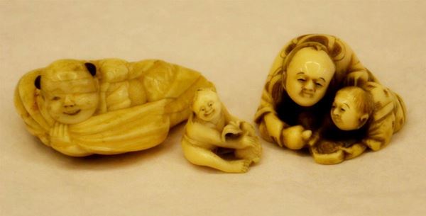 Due netsuke e un okimono, sec. XIX, in avorio,
