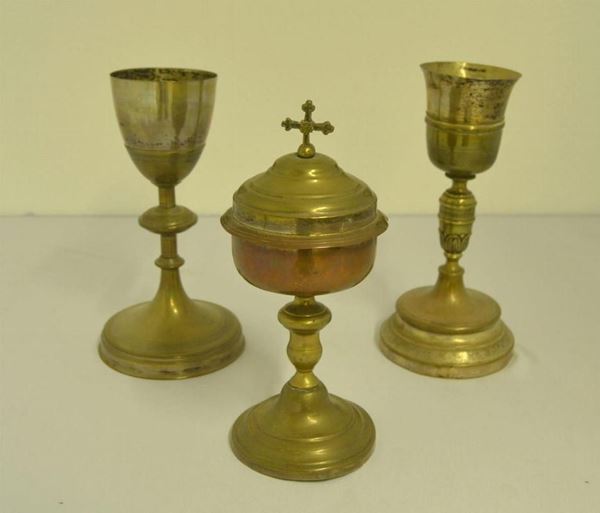 DUE CALICI E PISSIDE, SEC. XX  - Asta ANTIQUARIATO, COLLEZIONISMO, GIOIELLI - Poggio Bracciolini Casa d'Aste