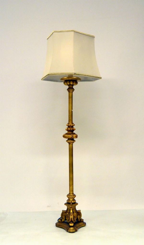 Lume da terra, sec. XX, in legno laccato  - Asta ANTIQUARIATO, COLLEZIONISMO, GIOIELLI - Poggio Bracciolini Casa d'Aste