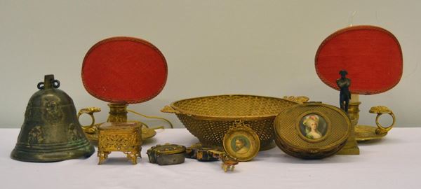 Due lumi, sec. XX, in metallo dorato, cestina e  - Asta ANTIQUARIATO, COLLEZIONISMO, GIOIELLI - Poggio Bracciolini Casa d'Aste