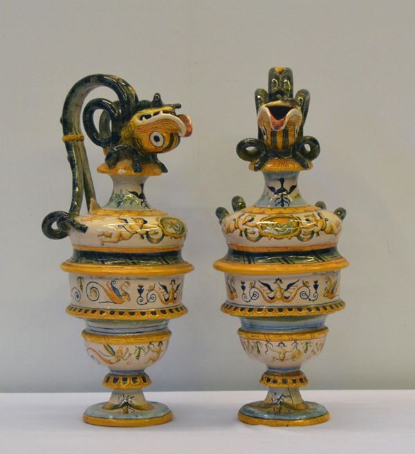 Coppia di vasi, in stile 700, in maiolica decorata a putti e fiori,
