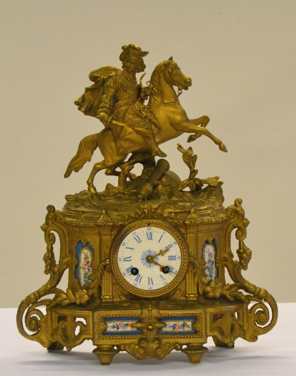Orologio da tavolo, inizi sec. XX, in metallo dorato e lavorato,