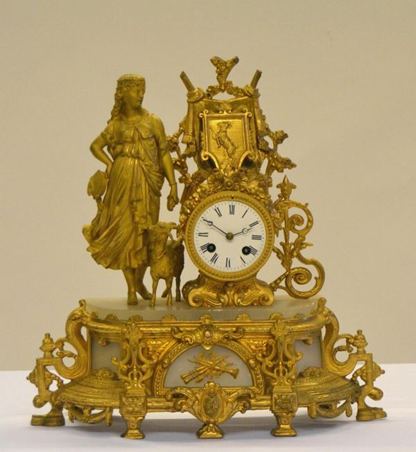 Orologio da tavolo, inizi sec. XX, in bronzo dorato e lavorato,  - Asta ANTIQUARIATO, COLLEZIONISMO, GIOIELLI - Poggio Bracciolini Casa d'Aste