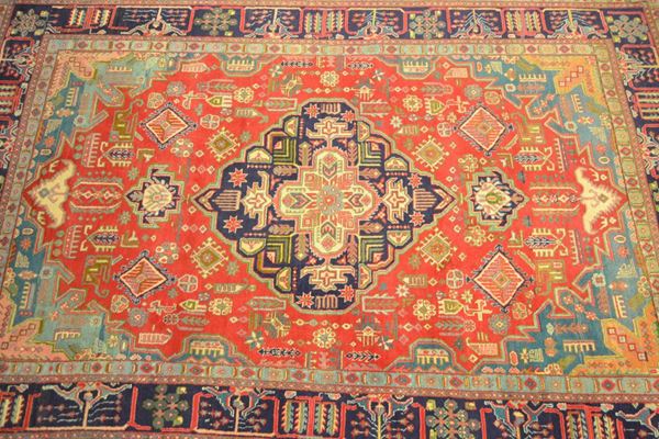 Tappeto, sec. XX, fondo multicolore,  - Asta ANTIQUARIATO, COLLEZIONISMO, GIOIELLI - Poggio Bracciolini Casa d'Aste
