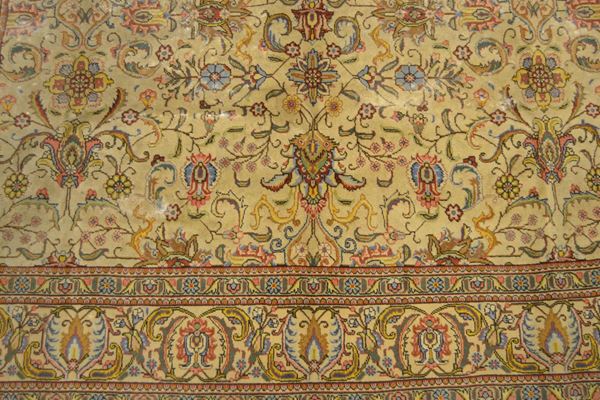 Tappeto persiano Tabriz, sec. XX, fondo color crema