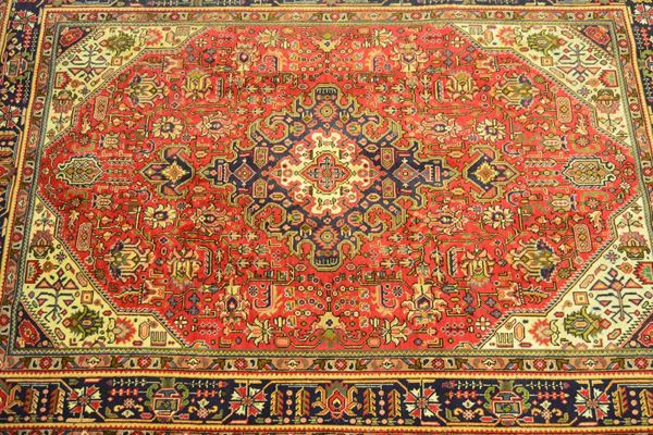 Tappeto persiano Tabriz, fondo rosso a motivo floreale,