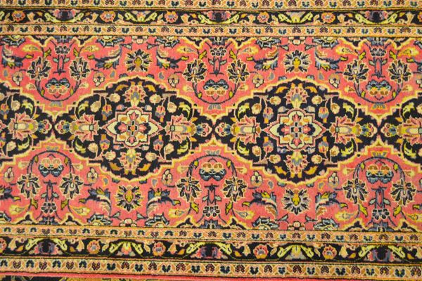 Tappeto persiano Keishan, fondo rosso con  - Asta ANTIQUARIATO, COLLEZIONISMO, GIOIELLI - Poggio Bracciolini Casa d'Aste