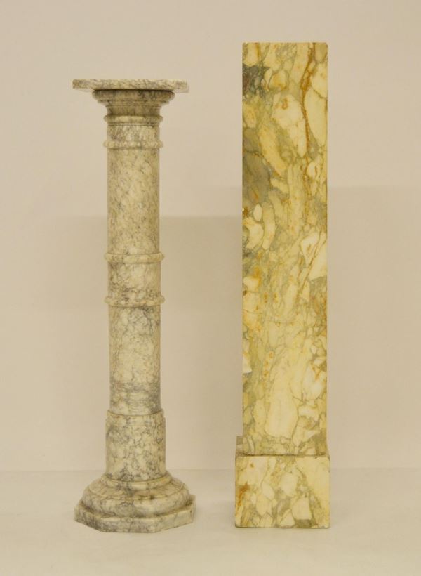 Due colonne, sec. XX, in marmo,