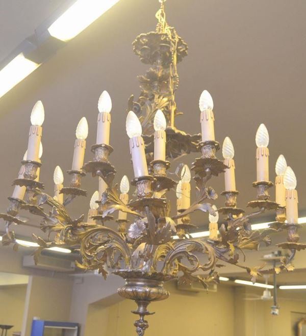 Lampadario, sec. XVIII, in bronzo lavorato