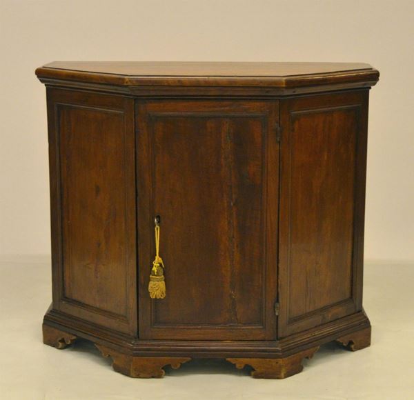 Credenzino, in stile 700, in noce, uno sportello,  - Asta ANTIQUARIATO, COLLEZIONISMO, GIOIELLI - Poggio Bracciolini Casa d'Aste