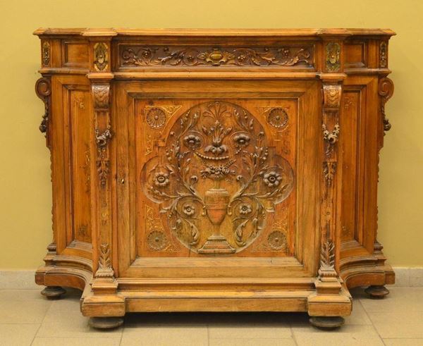 Credenza, sec. XX, in legno dolce scolpito&nbsp;&nbsp;&nbsp;&nbsp;&nbsp;&nbsp;&nbsp;&nbsp;&nbsp;&nbsp;&nbsp;&nbsp;&nbsp;&nbsp;&nbsp;&nbsp;&nbsp;&nbsp;&nbsp;&nbsp;&nbsp;&nbsp;&nbsp;&nbsp;&nbsp;&nbsp;&nbsp;&nbsp;&nbsp;&nbsp;&nbsp;&nbsp;