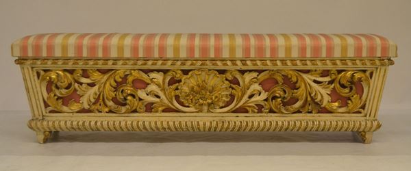 Cassapanca, in stile 700, in legno  - Asta ANTIQUARIATO, COLLEZIONISMO, GIOIELLI - Poggio Bracciolini Casa d'Aste