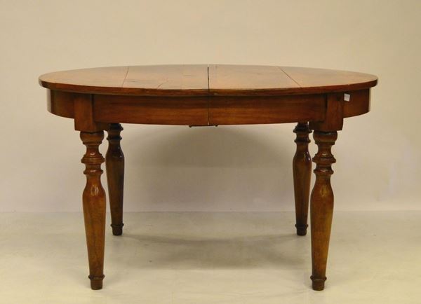 Tavolo, sec. XIX, in noce, piano ovale allungabile,