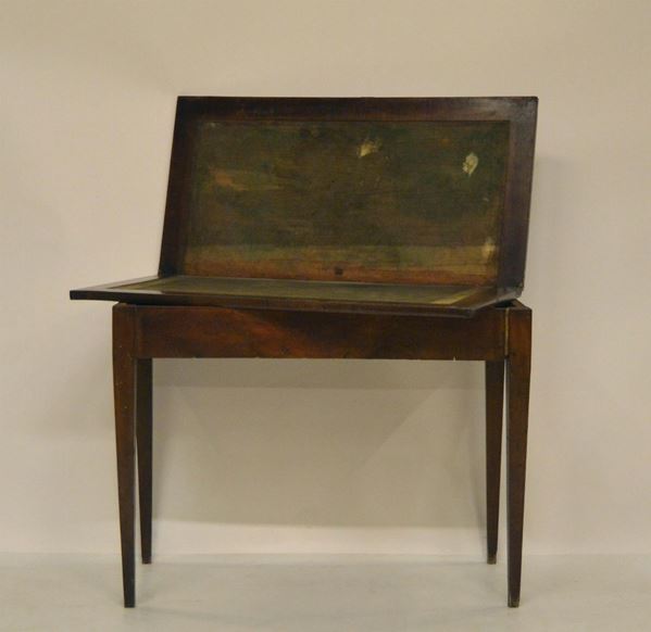Tavolo da gioco, sec. XVIII, in noce, piano apribile