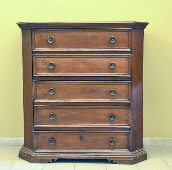 Cassettone, Toscana, sec. XVIII, in noce scantonato,  - Asta ANTIQUARIATO, COLLEZIONISMO, GIOIELLI - Poggio Bracciolini Casa d'Aste