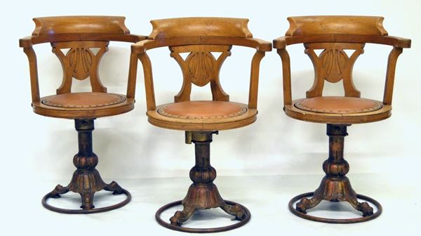 Tre poltroncine da nave, in noce, schienale  - Asta ANTIQUARIATO, COLLEZIONISMO, GIOIELLI - Poggio Bracciolini Casa d'Aste
