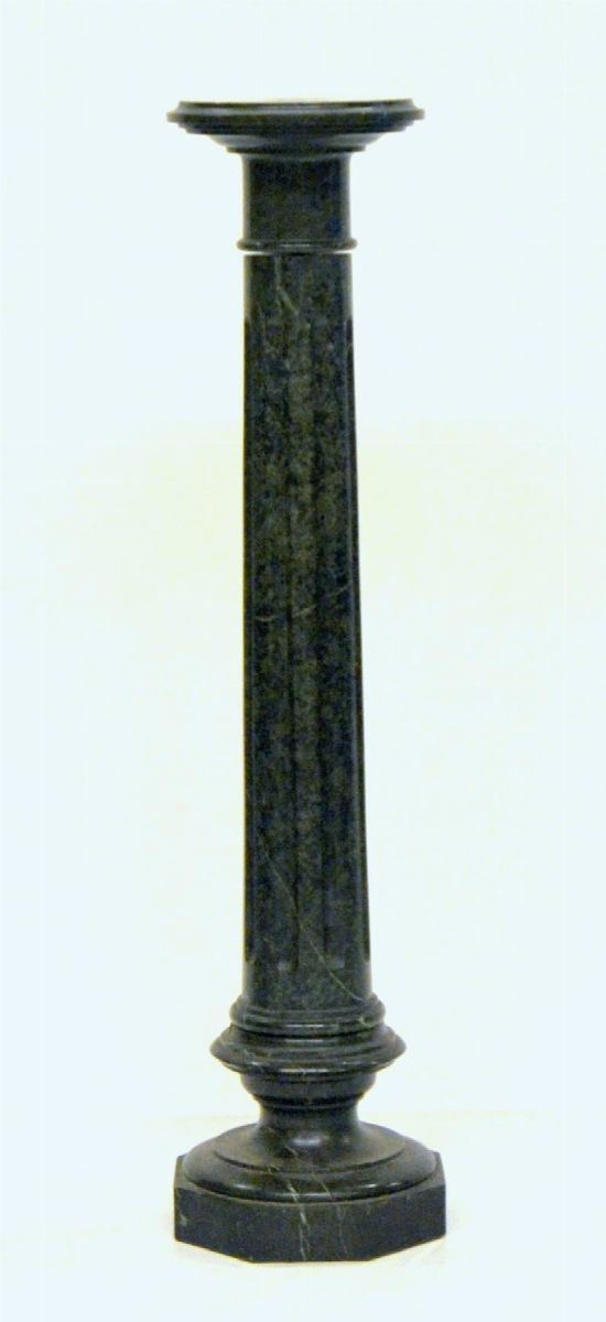 Colonna, sec. XX, in marmo verde, fusto scanalato,
