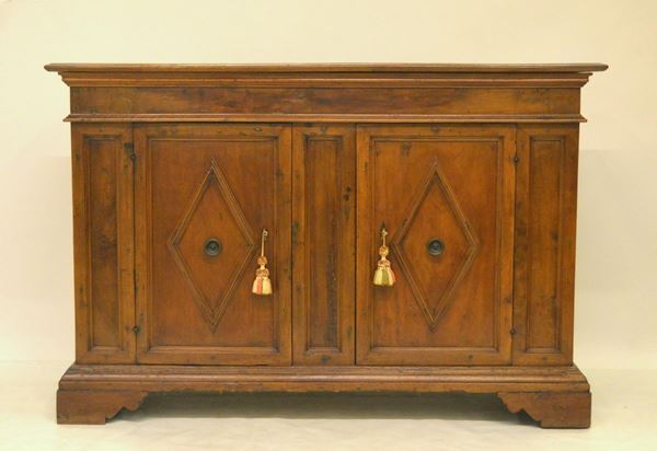 Credenza, sec. XVIII, in noce, due sportelli sformellati,