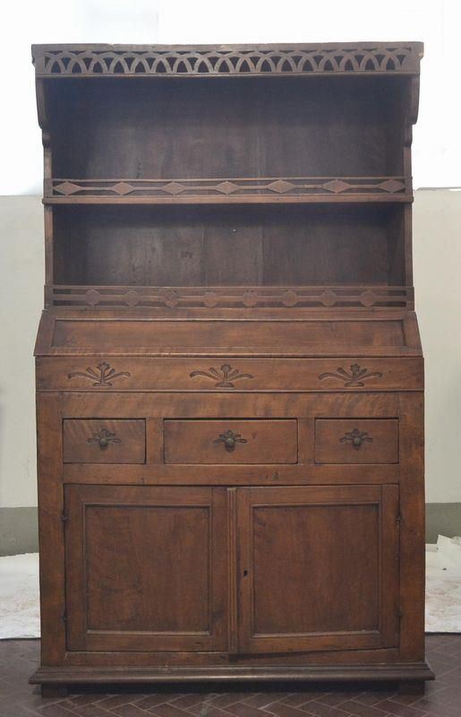 Credenza, Italia settentrionale, sec. XVIII, in noce,&nbsp;&nbsp;&nbsp;&nbsp;&nbsp;&nbsp;&nbsp;&nbsp;&nbsp;&nbsp;&nbsp;&nbsp;&nbsp;&nbsp;&nbsp;&nbsp;&nbsp;&nbsp;&nbsp;&nbsp;&nbsp;