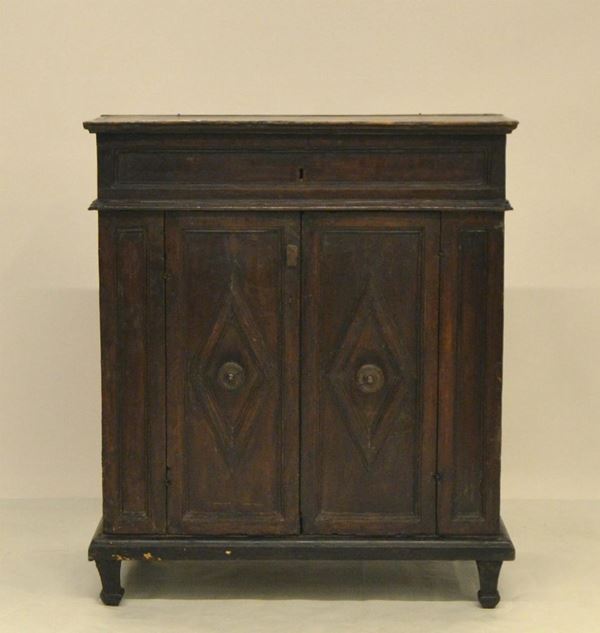 Credenzino, in stile 700, in pioppo, due sportelli  - Asta ANTIQUARIATO, COLLEZIONISMO, GIOIELLI - Poggio Bracciolini Casa d'Aste