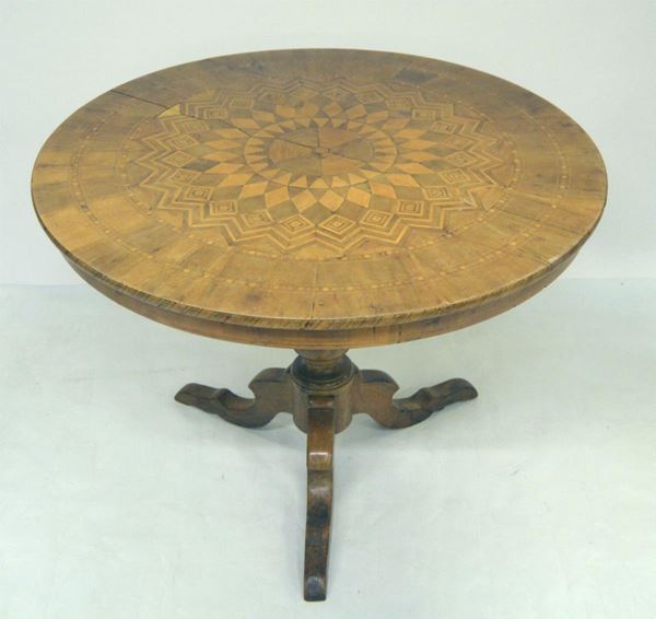 Tavolino sorrentino, sec. XVIII, in noce, piano intarsiato  - Asta ANTIQUARIATO, COLLEZIONISMO, GIOIELLI - Poggio Bracciolini Casa d'Aste