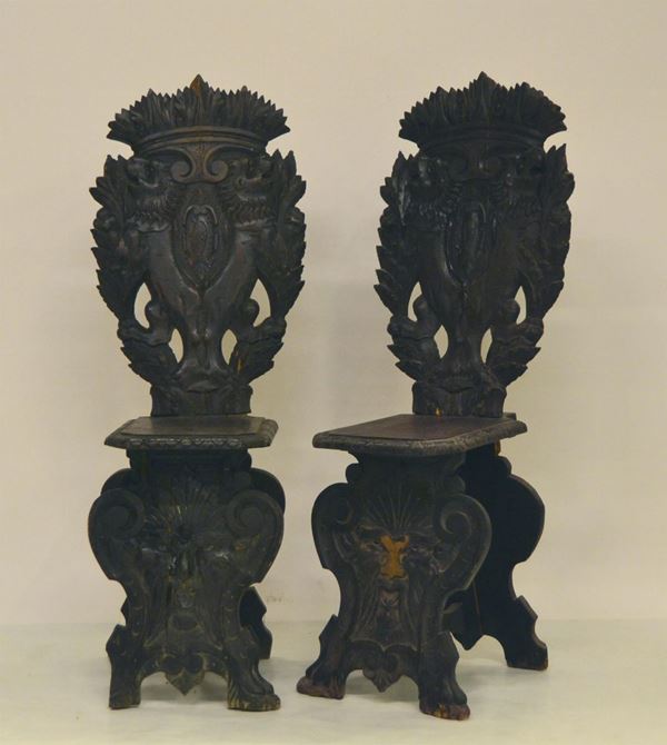 Coppia di sedie, in stile rinascimento, in legno